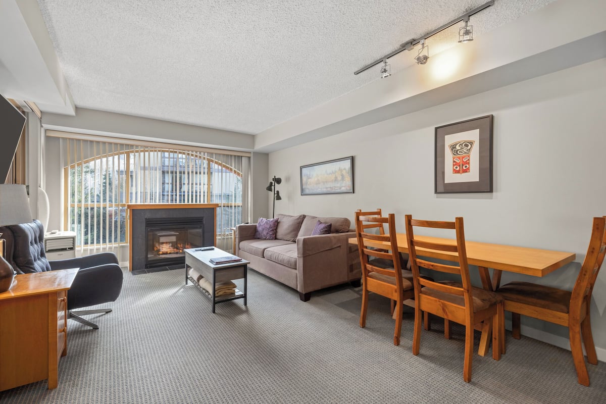 Studio (3307) | Living area | 45-inch Smart TV with cable channels, fireplace