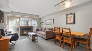 Estúdio luxo | Área de estar | Smart TV 45 polegadas com canais a cabo, lareira