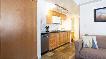 Microwave, stovetop, dishwasher, coffee/tea maker