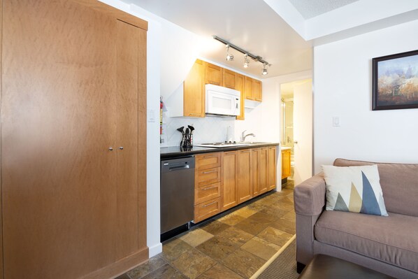1 Bedroom (601) | Private kitchenette | Microwave, stovetop, dishwasher, coffee/tea maker - Whistler Village Centre by Whiski Jack (Whistler)