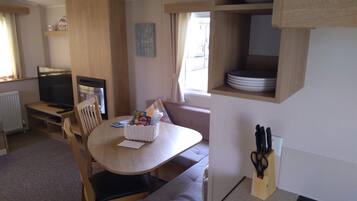 Cabin | Private kitchen | Fridge, microwave, oven, stovetop