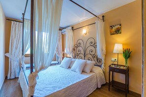 4 chambres, fer et planche à repasser, lit de bébé portatif