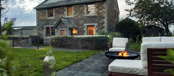 The Farm House at Bogee Farm - sleeps 8 guests  in 4 bedrooms