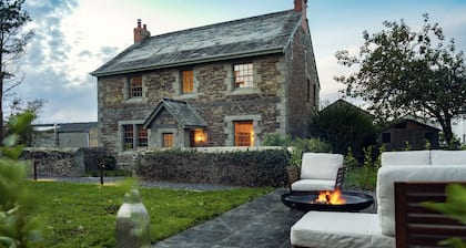 The Farm House at Bogee Farm - sleeps 8 guests in 4 bedrooms