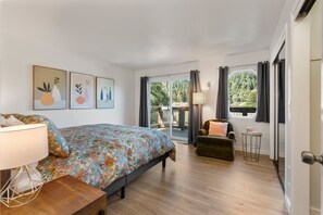 5 bedrooms, desk, iron/ironing board, WiFi