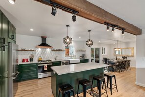 Refrigerador, microondas, parrilla de estufa y lavavajillas 