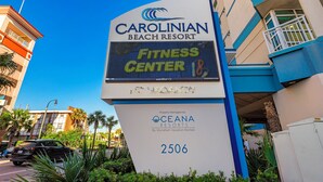Un letrero para el Resort Carolinian Beach que muestra un centro de acondicionamiento físico en una pantalla digital.