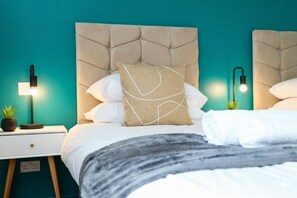 5 chambres, bureau, fer et planche à repasser, lit parapluie