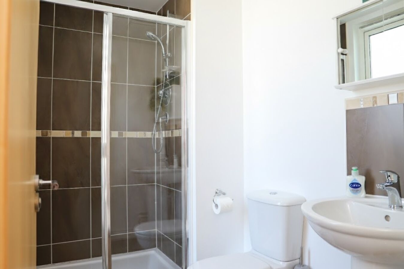 Badewanne, Haartrockner, Handtücher, Seife
