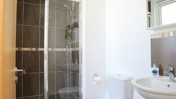 Badewanne, Haartrockner, Handtücher, Seife