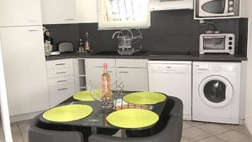 Een koelkast, een microgolfoven, een oven, een kookplaat