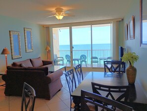 Fernseher, DVD-Player, Tischtennisplatte, Bücher