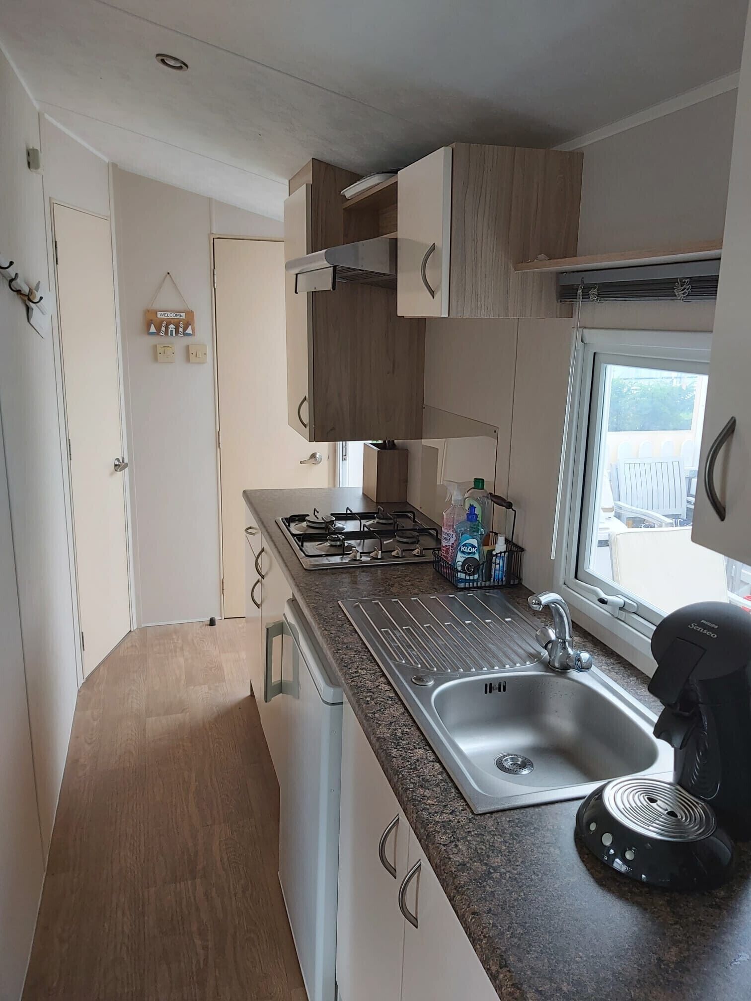 Kühlschrank, Ofen, Wasserkocher mit Kaffee-/Teezubehör, Wasserkocher