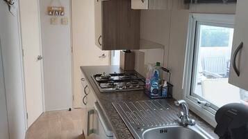 KĂŒhlschrank, Ofen, Wasserkocher mit Kaffee-/Teezubehör, Wasserkocher