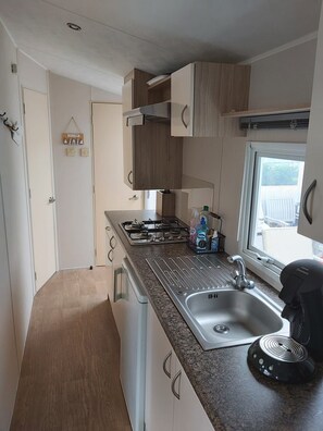 Een koelkast, een oven, een koffiezetapparaat/waterkoker, een waterkoker