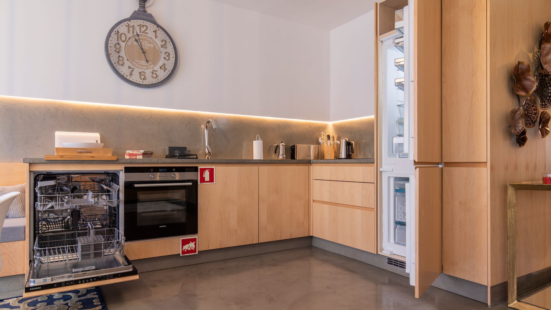 Geladeira, micro-ondas, fogão, cooktop