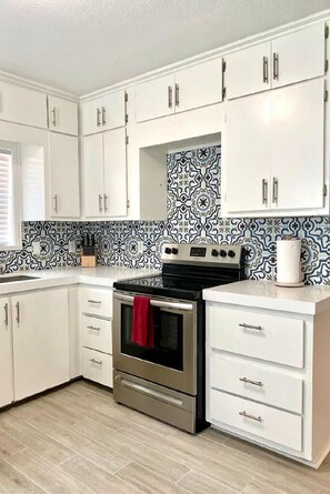 Refrigerador, microondas, horno y parrilla de estufa 