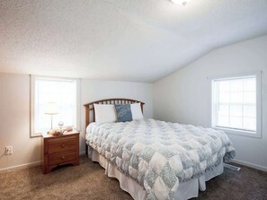 2 bedrooms, iron/ironing board, WiFi, bed sheets - Sweet Retreat (South Haven)