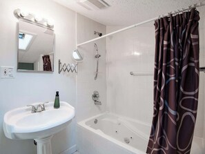 Bathtub, hair dryer, towels - Sweet Retreat (South Haven)
