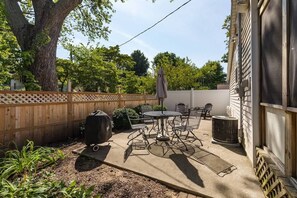 Outdoor dining - Sweet Retreat (South Haven)