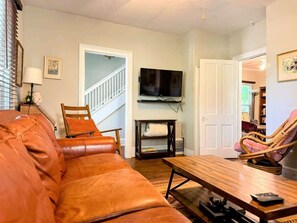 Tv, pejs, dvd-afspiller, bøger