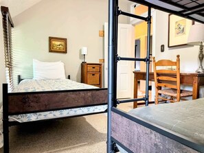 6 bedrooms, travel cot, Internet, bed sheets - Driftwood Manor (South Haven)