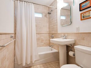 Bathtub, hair dryer, towels - Eaton Park House (South Haven)
