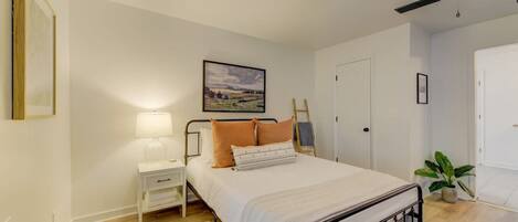 1 soverom, skrivebord, strykejern/-brett og reiseseng for barn