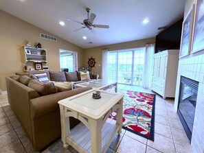 TV, fireplace, DVD player - Mariner's Cove #8 (South Haven)
