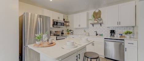 Micro-ondes, four, plaque de cuisson, cafetière/bouilloire