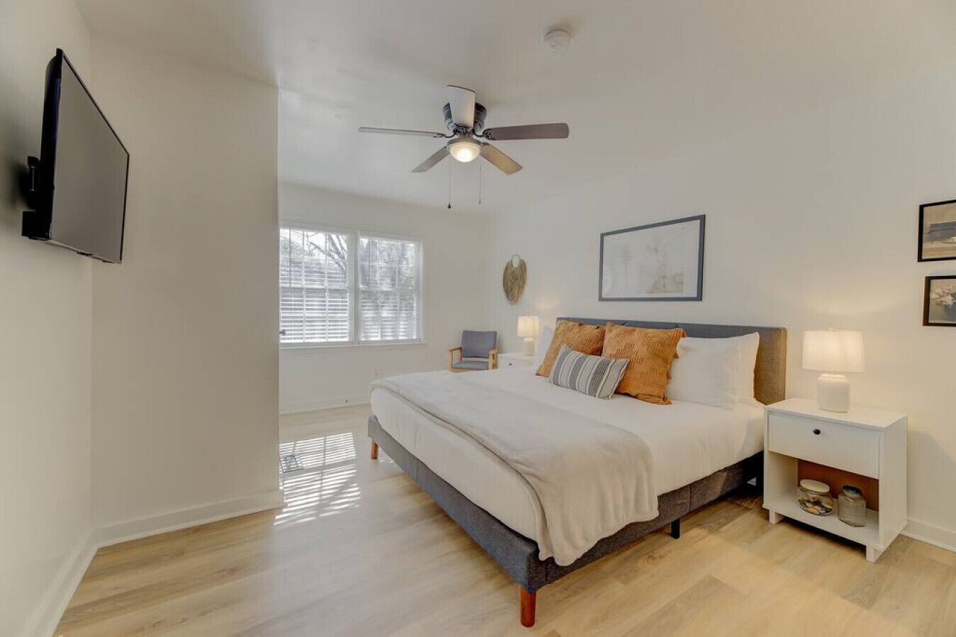 4 bedrooms, desk, travel crib, WiFi