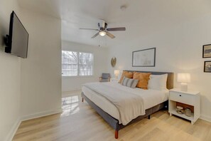 4 bedrooms, desk, travel cot, WiFi