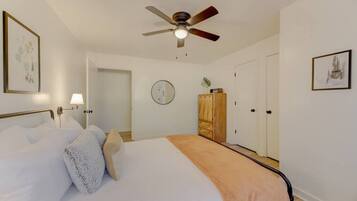 4 makuuhuonetta, työpöytä, vauvan matkasänky, Wi-Fi