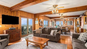 Télévision, livres, espaces bureaux