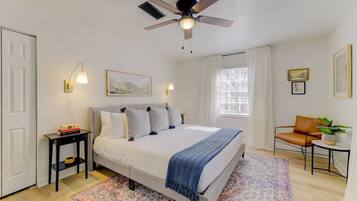 1 makuuhuone, työpöytä, silitysrauta/-lauta, vauvan matkasänky