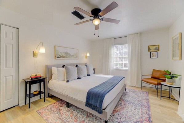 1 habitación, escritorio, tabla de planchar con plancha y cuna de viaje 