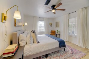1 habitación, escritorio, tabla de planchar con plancha y cuna de viaje