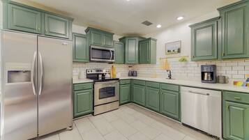 Jääkaappi, mikroaaltouuni, uuni, liesi