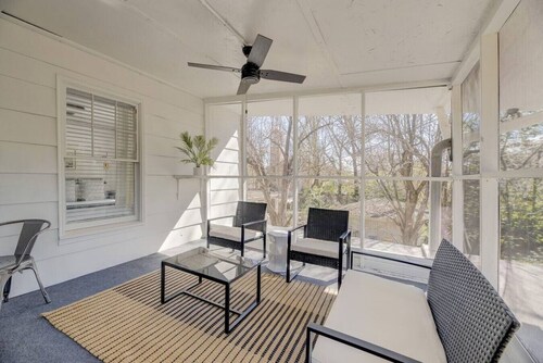 Stylish 1 BR Apt | Mins to ZOO, USC & Ft Jackson