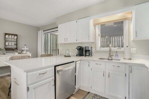 Fridge, microwave, oven, stovetop - Bent Tree 16 (South Haven)