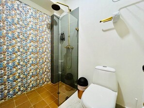 Dusche, Regendusche, kostenlose Toilettenartikel, Haartrockner