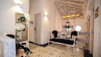 Coin salon dans le hall