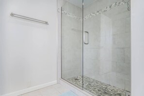 Bathtub, hair dryer, towels