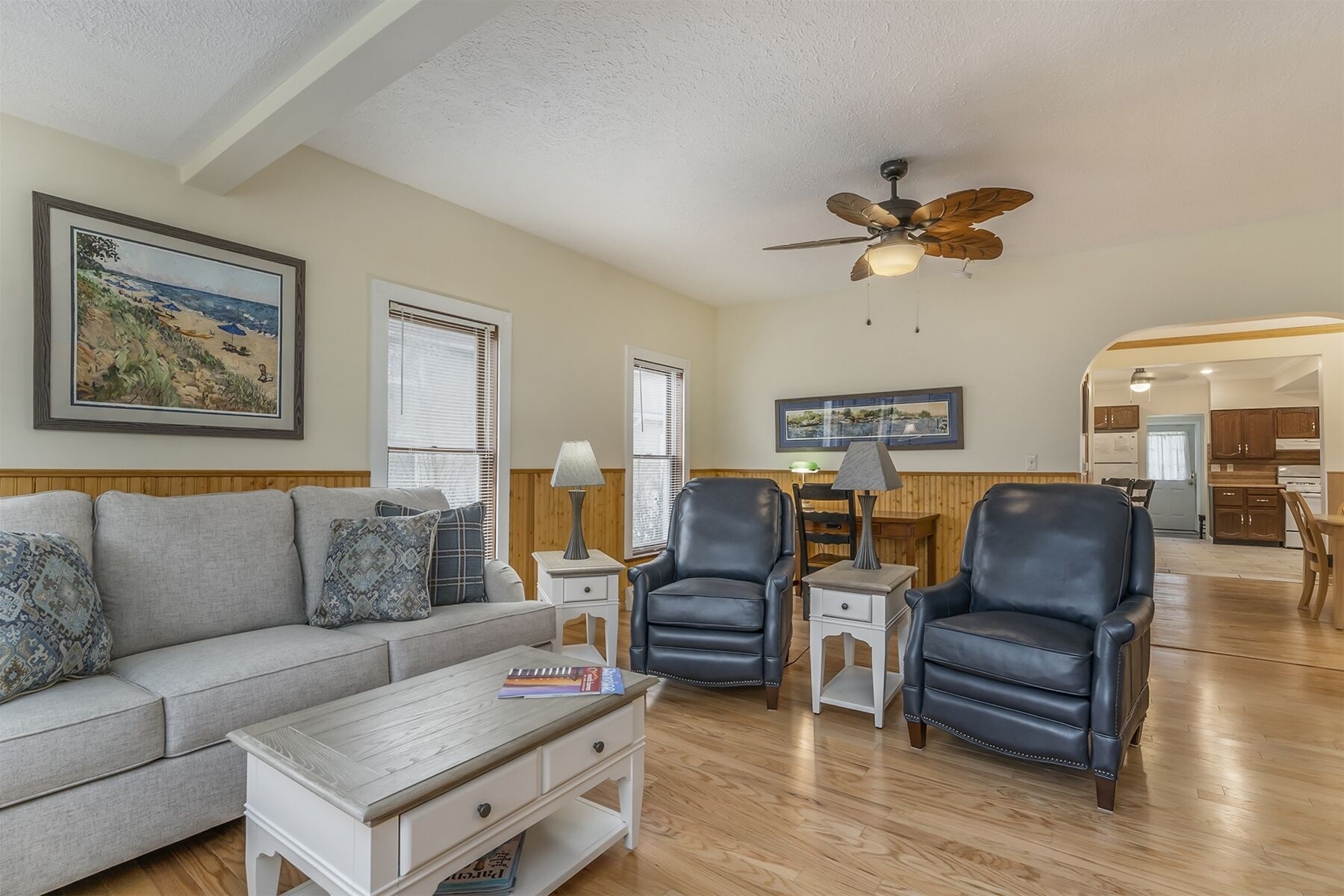 Televisión, chimenea y reproductor de DVD 