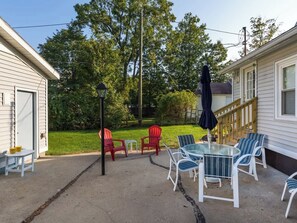 Outdoor dining - On The Parkway (South Haven)