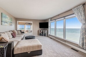 TV, peis, DVD-spiller og bordtennis