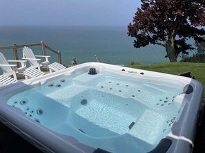 Banyera d'hidromassatge a l'aire lliure