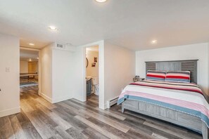 4 bedrooms, iron/ironing board, free WiFi, bed sheets - Great Lakes Escape (South Haven)