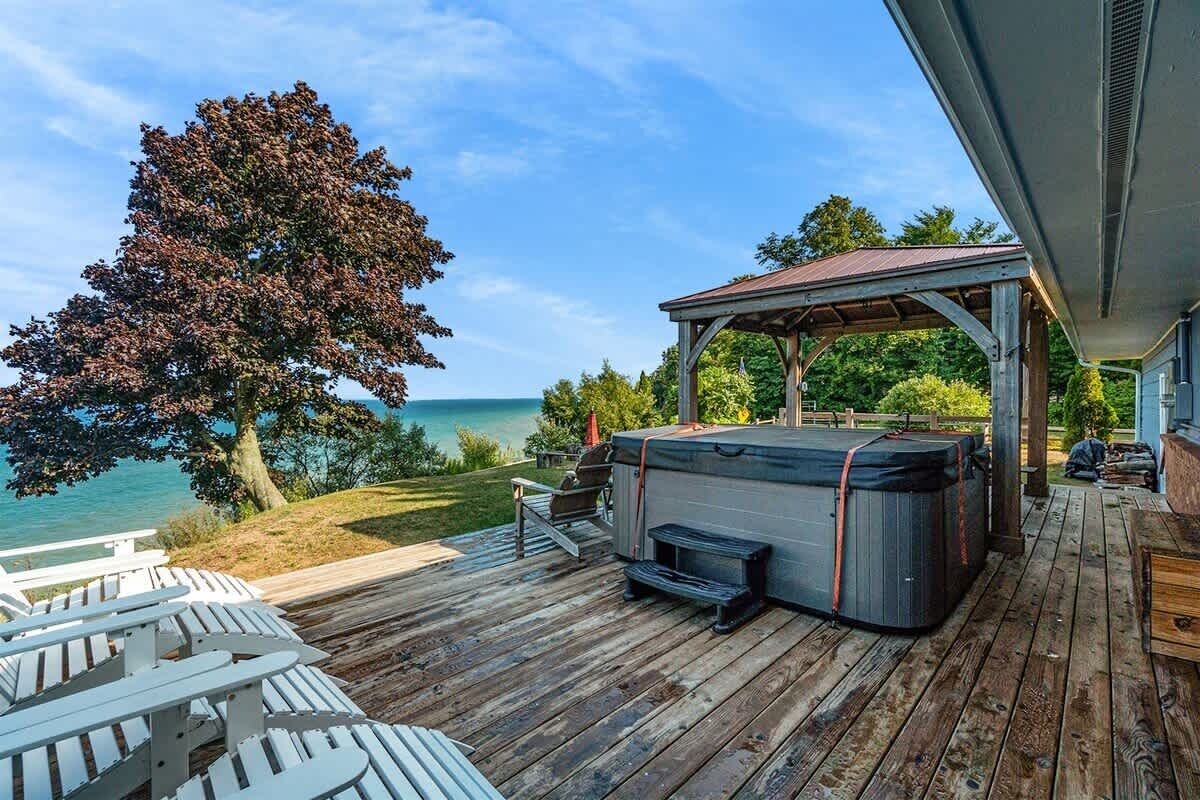 Great Lakes Escape • Blufftop Lake MI View•Hot Tub Reviews, Deals
