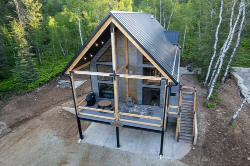 Luxury Mountain Cabin with Hot Tub, Fire pit, EV Charger, Skiing <.3 miles away